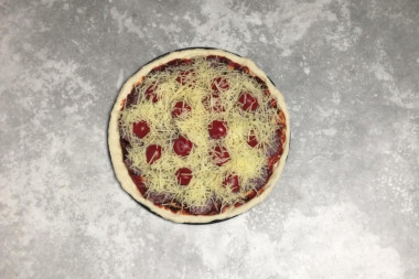 Пицца в духовке с колбасой, сыром и помидорами