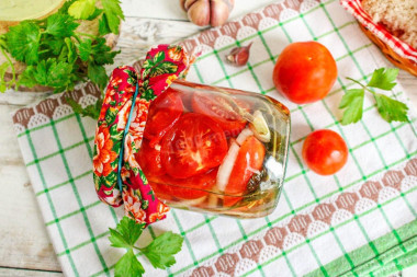 Помидоры дольками с луком и маслом на зиму