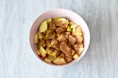 Шарлотка с яблоками в аэрогриле