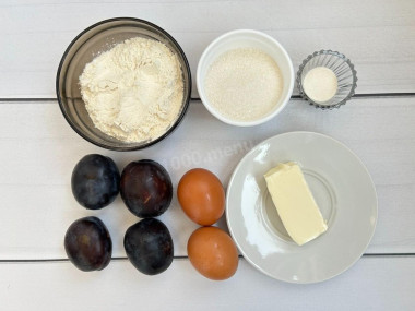 Шарлотка со сливами
