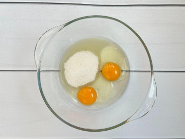 Шарлотка со сливами