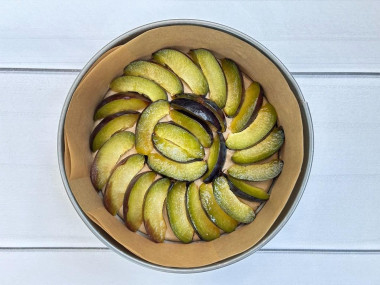 Шарлотка со сливами