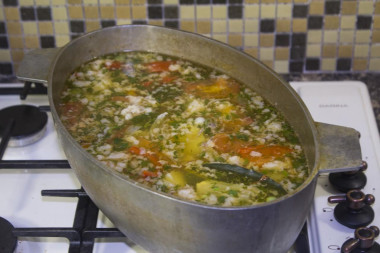 Шурпа из говядины в казане на плите