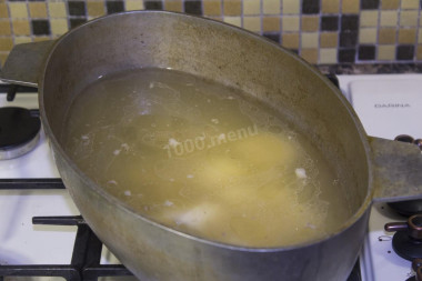 Шурпа из говядины в казане на плите