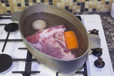 Шурпа из говядины в казане на плите