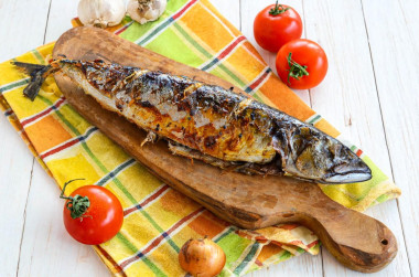 Скумбрия на мангале на решетке на углях запеченная