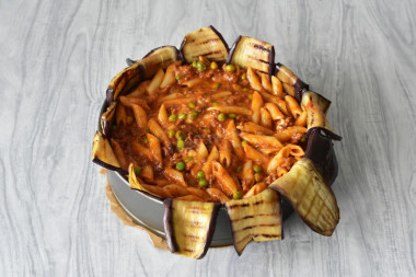 Тимбаль из баклажанов с макаронами и фаршем