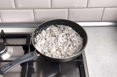 Жульен с курицей грибами и сыром