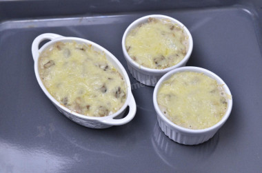 Жульен с курицей грибами и сыром
