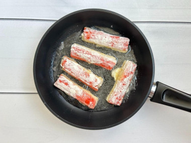 Крабовые палочки с сыром на сковороде