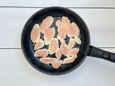 Курица с зеленым горошком