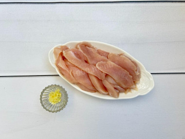 Курица с зеленым горошком