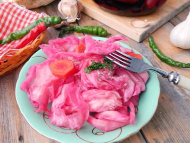 Маринованная капуста крупными кусками со свеклой