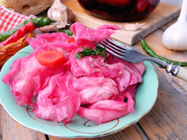 Маринованная капуста крупными кусками со свеклой