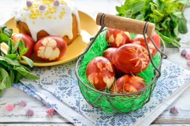 Покрасить яйца в луковой шелухе на Пасху