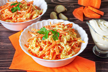 Салат из моркови с чесноком и сыром