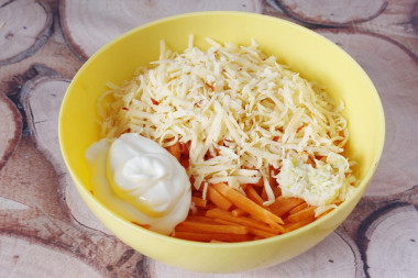 Салат из моркови с чесноком и сыром