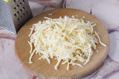Салат из моркови с чесноком и сыром
