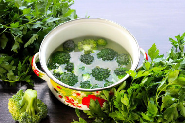 Салат с фунчозой овощами и соевым соусом