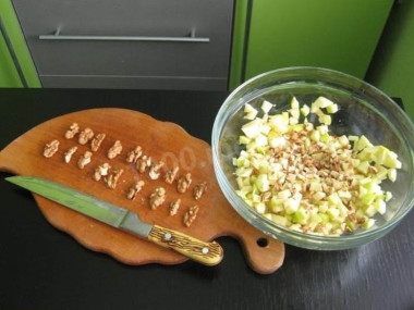 Салат с тунцом консервированным и яблоком
