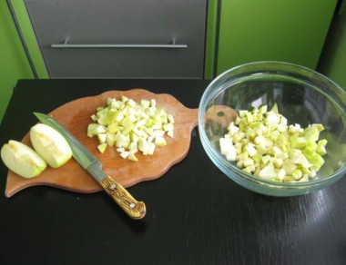 Салат с тунцом консервированным и яблоком