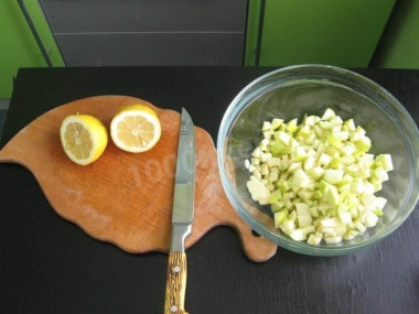 Салат с тунцом консервированным и яблоком